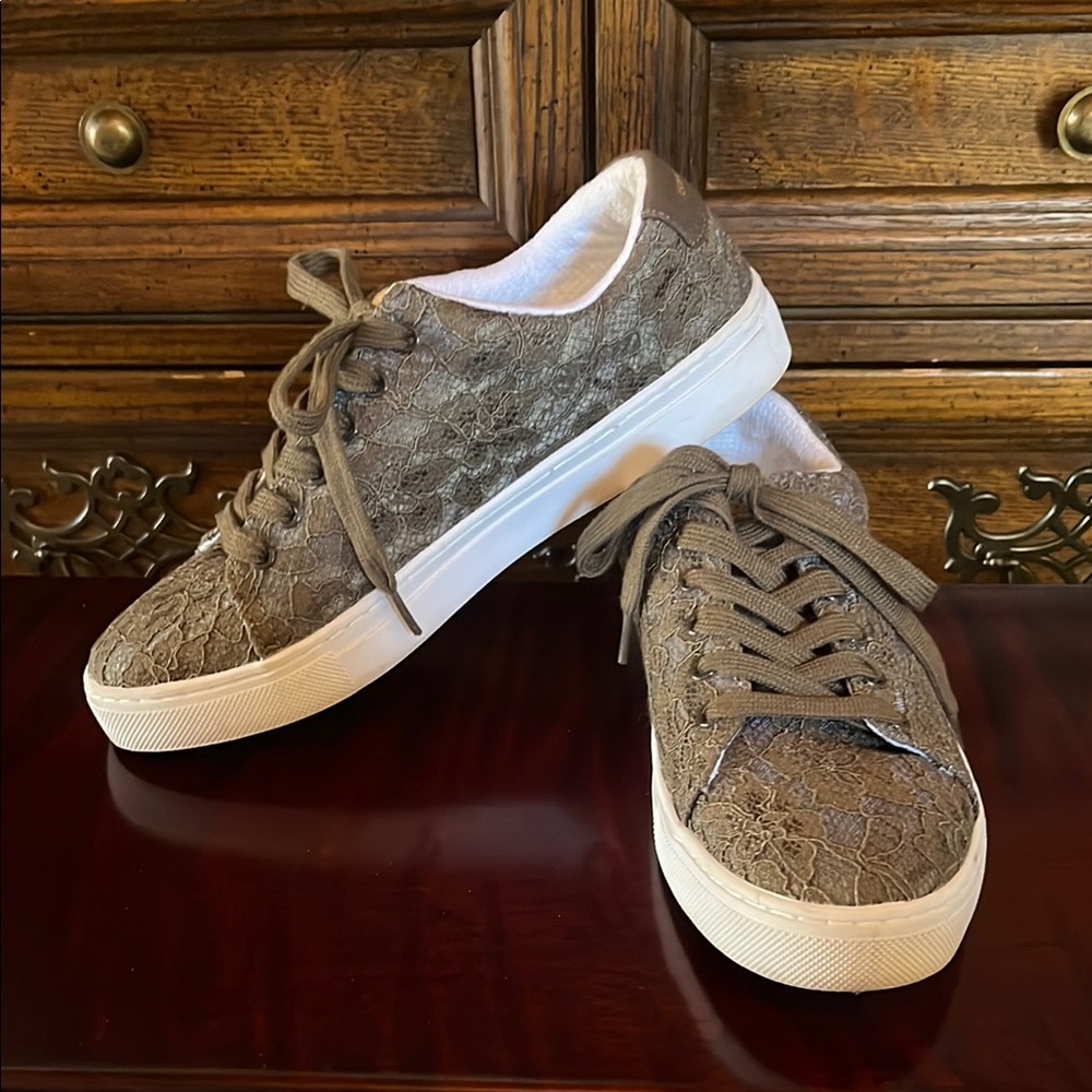 Isaac Mizrahi Women’s Super Comfortable Sneakers Stylish & Casual Slip